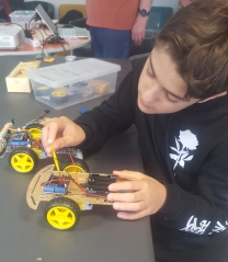 L'objectif pour l'Anumby (Atelier Numérique de Bures sur Yvette) est de sensibiliser des jeunes à la robotique et au fonctionnement des objets connecté